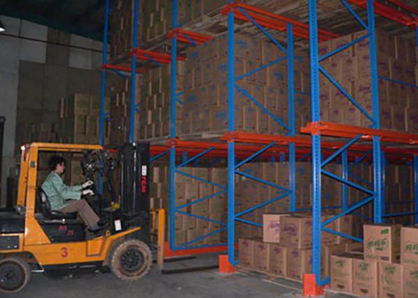 Estanterías de paletas de alta densidad con carriles guía para la operación segura de montacargas en centros logísticos