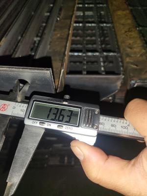 Plataforma industrial de rejilla de acero galvanizado con dentado y bloqueo por presión