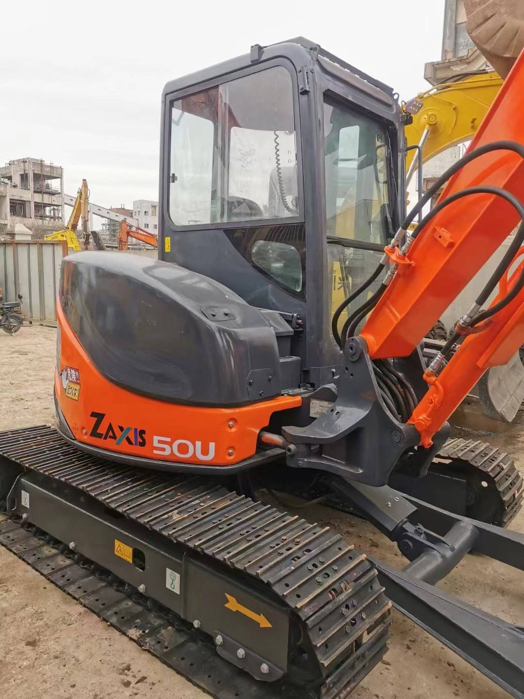 Подержанный экскаватор Hitachi ZX50U хорошего качества и доступной цены