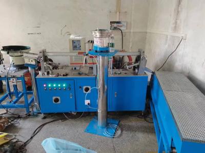 Máquina automática de adhesión de selladores anticaídas y antiaflojantes para el procesamiento de tornillos