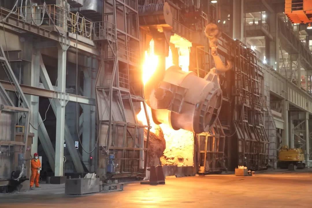 Под 250 тоннами вертикали горизонтальной под 900 тоннами печи конвертера