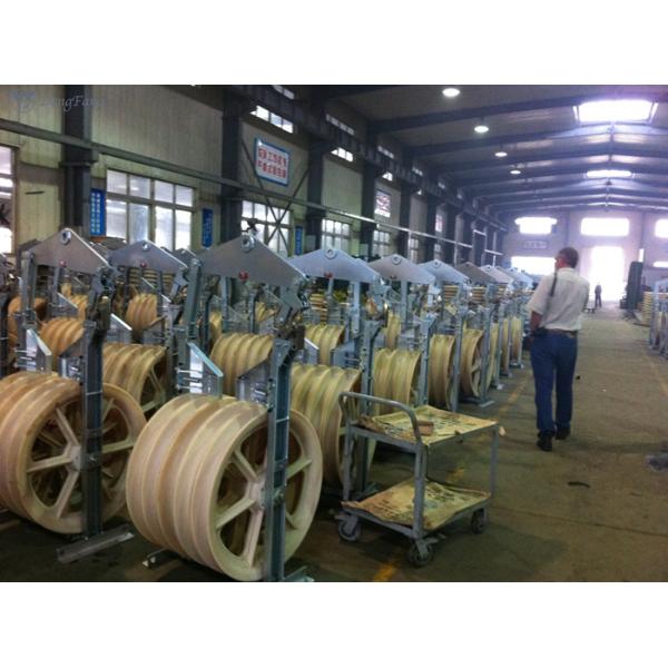 Вертолет шнуруя блоки на вытягивать 4 связанных проводников