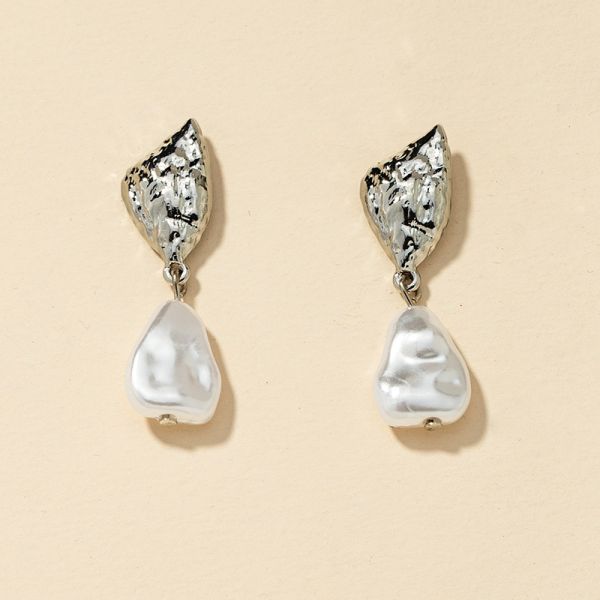 2025 Popular and Elegant a Pair of Opposite Sex Pearl Earrings Hot Selling