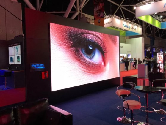 Shopping Mall Small Pixel LED Display Wall Mounted 300W/ M2 320 X 160mm ROHS CCC