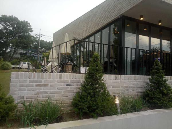 O tijolo usado velho recuperou tijolos para a decoração de construção da parede com cor branca antiga