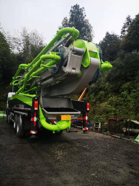 Zoomlion 52m pompe à béton utilisée pour le placement précis et précis du béton