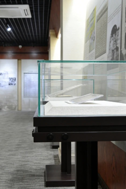 Museum Table Vitrine with Gas-Strut Lift-Up Mechanism and Anti-Glare Low-Iron Glass for Soft Fabric-Lined Display