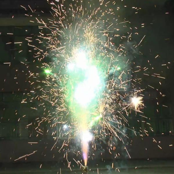 Pirotecnia chinesa em volta dos fogos de artifício giratórios da fonte