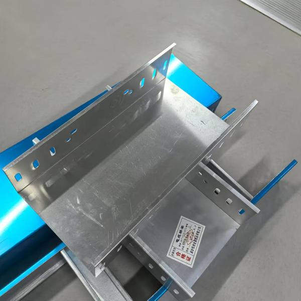 Indoor Outdoor Aluminum Ventilated Cable Tray 50mm-150mm Height Hassle Free Management