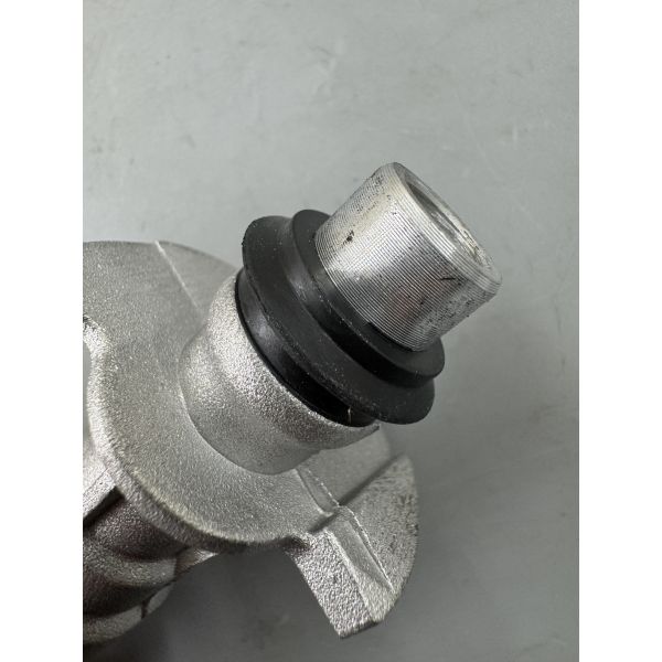 Original quality aluminum water pipe fitting LR028136 for Land Rover
