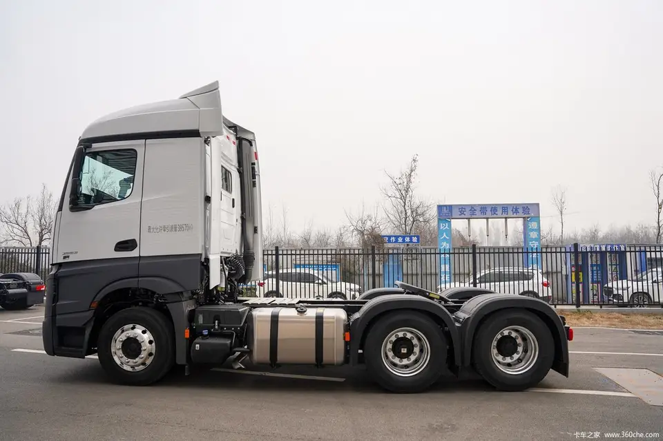 Mercedes Head Road Tractor Euro 4 Heavy Duty Trailer Head with Transfer Materials