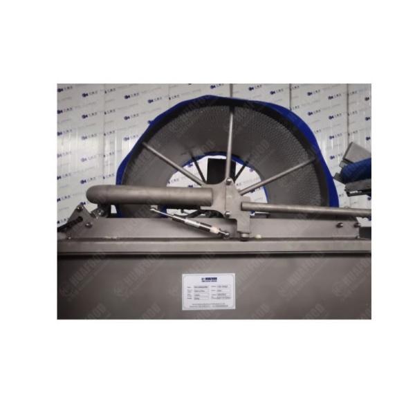 Brine tank cleaning washing machine for seafood and vegetable processing line