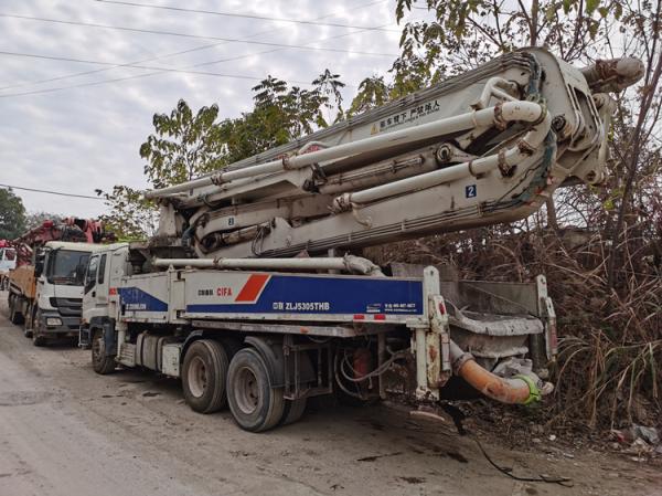 Used/Old Construction Equipment 53M Concrete Pump
