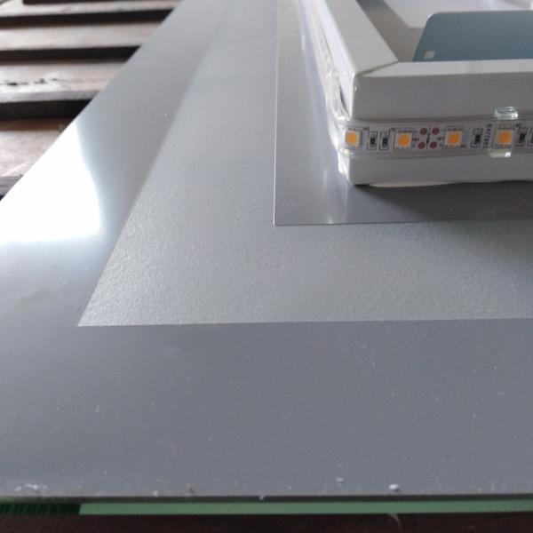 Améliorez votre salon de beauté avec un miroir de télévision intelligente et un débrouilleur monté sur un mur rectangulaire