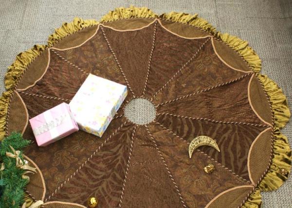 Customized Modern Christmas Tree Skirt , Polyester / Velvet Christmas Tree Skirts