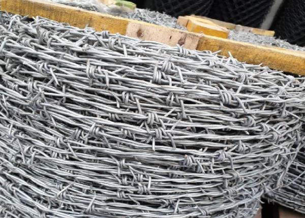 Alambre de púas de acero con alto contenido de carbono galvanizado para seguridad perimetral