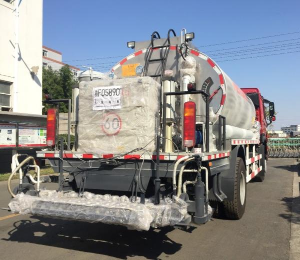 O caminhão do equipamento de construção do asfalto de HOWO 10000L montou a condução do modo