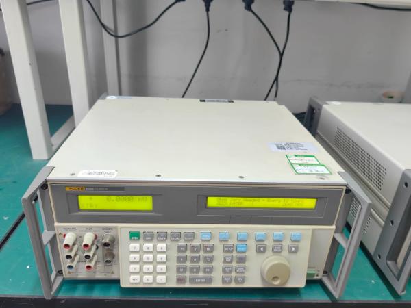 1020 V / 20 A Multi Product Calibrator Fluke Calibrator 5520a