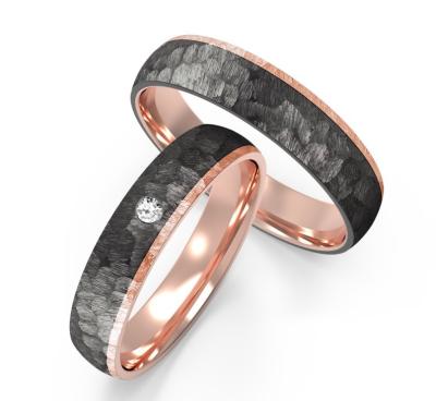 Une bague en titane noir avec une texture de météorite en or rose
