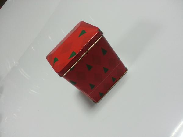 O vermelho imprimiu latas vazias do presente com tampa, frasco Casa-Dado forma da lata