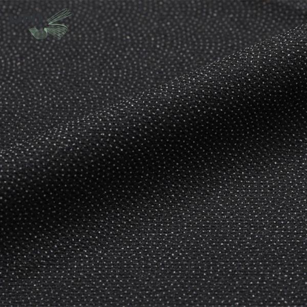 Noircissez le crochet couvert et l'oeil de tissu utilisés pour le pardessus, la robe et les pantalons