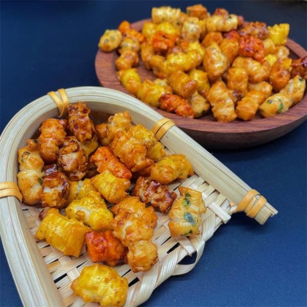 Petiscos picantes crocantes do biscoito do arroz com ingredientes naturais