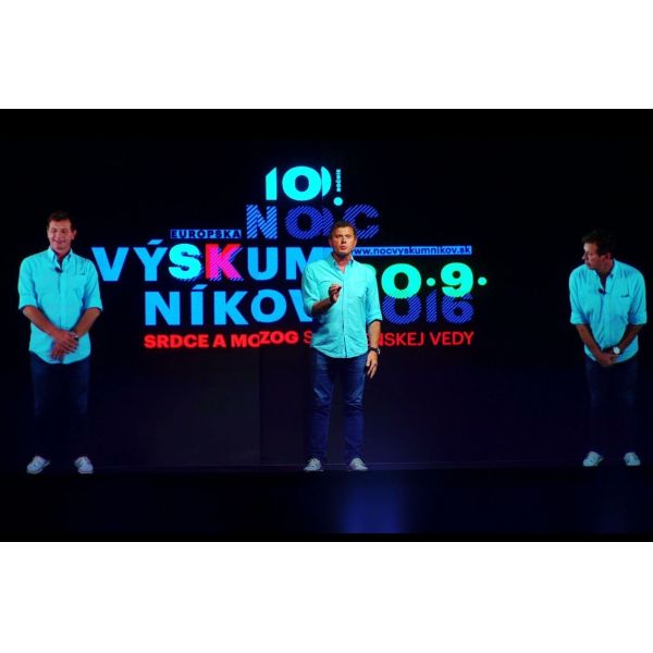 Transparent 95um Holographic Projection Display with 160° View Angle and 5x30m Size for Stage Shows