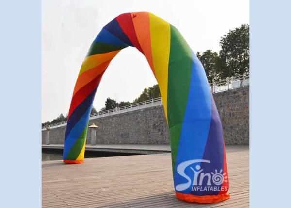Arco-íris bonito exterior que anuncia o arco inflável para partidos ou cerimônias do evento
