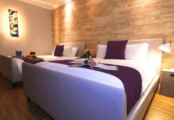 Indonesia hotel manufactuer guestroom leather bed with Chaise sofa and wood wall panel decoration