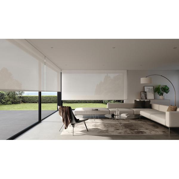 На открытом воздухе водоустойчивый ролик солнцезащитного крема затеняет ткань шторки солнцезащитного крема окна