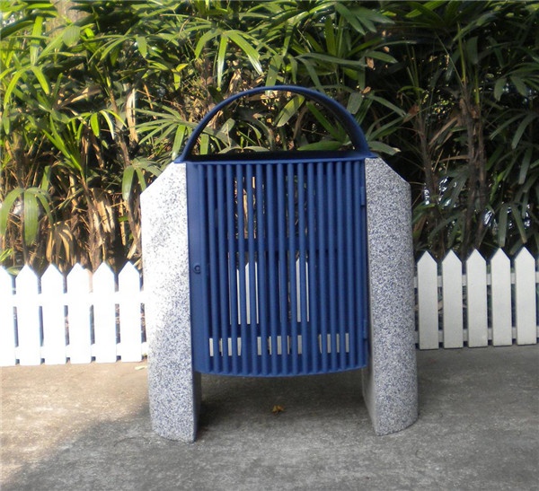 Покрытая порошком голубая металлическая садовая скамейка для отдыха на улице