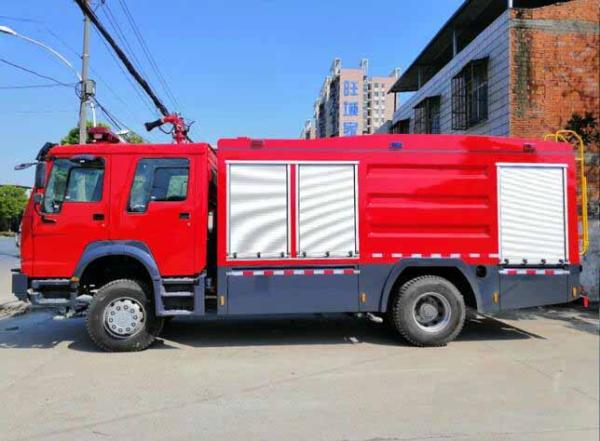 4X4 Off Road Fire Fighting Vehicles 5tons All Wheel Drive Water And Foam Fire Truck