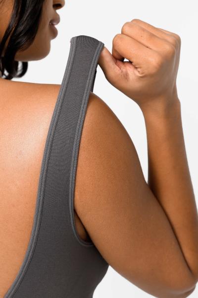 Jumpsuit esportivo de estilo casual de 2024 com copos removíveis e colarinho de arco em tecido de tricô
