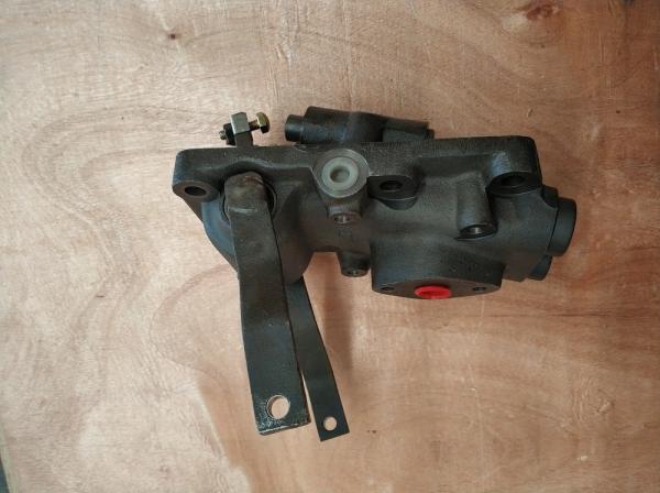 144-40-00101 Valve de direction pour bulldozer D65A-8 D53A-17