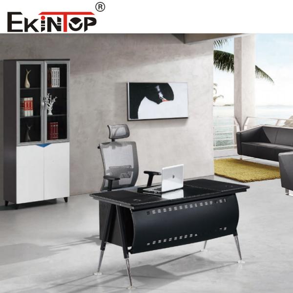 Черно-коричневый стеклянный верх на деревянном столе с металлическими ногами