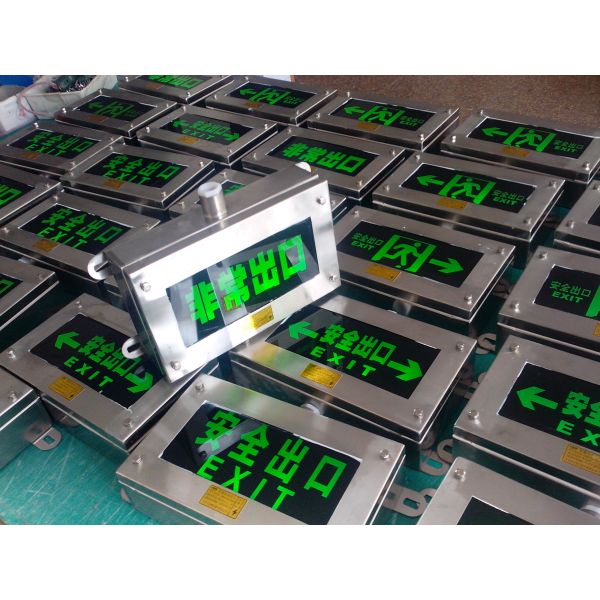 Señal de salida LED con tiempo de emergencia de 180 minutos de grado industrial IP66 para entornos peligrosos con función de iluminación de emergencia