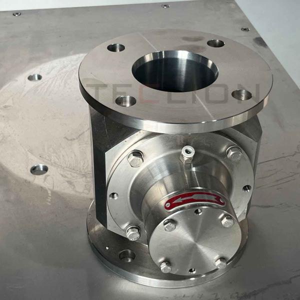 Stainless steel rotary valve for conveying food and drug powders