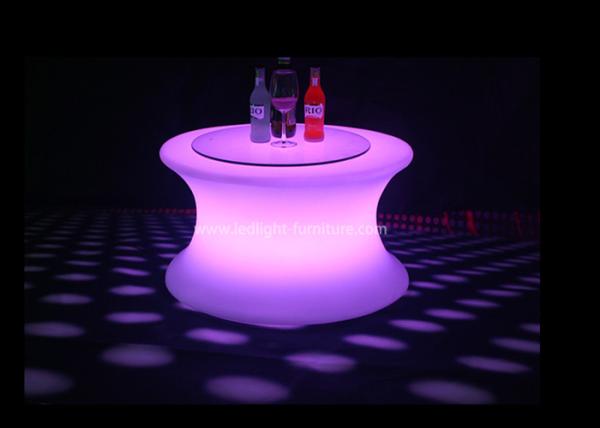 A mudança das cores do RGB ilumina acima a mesa de centro com permutável e o de controle remoto