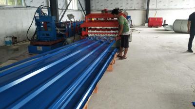 Rolo vermelho do painel de sanduíche que forma a máquina, tipo rolo de 14 etapas da telha de telhado que forma a máquina