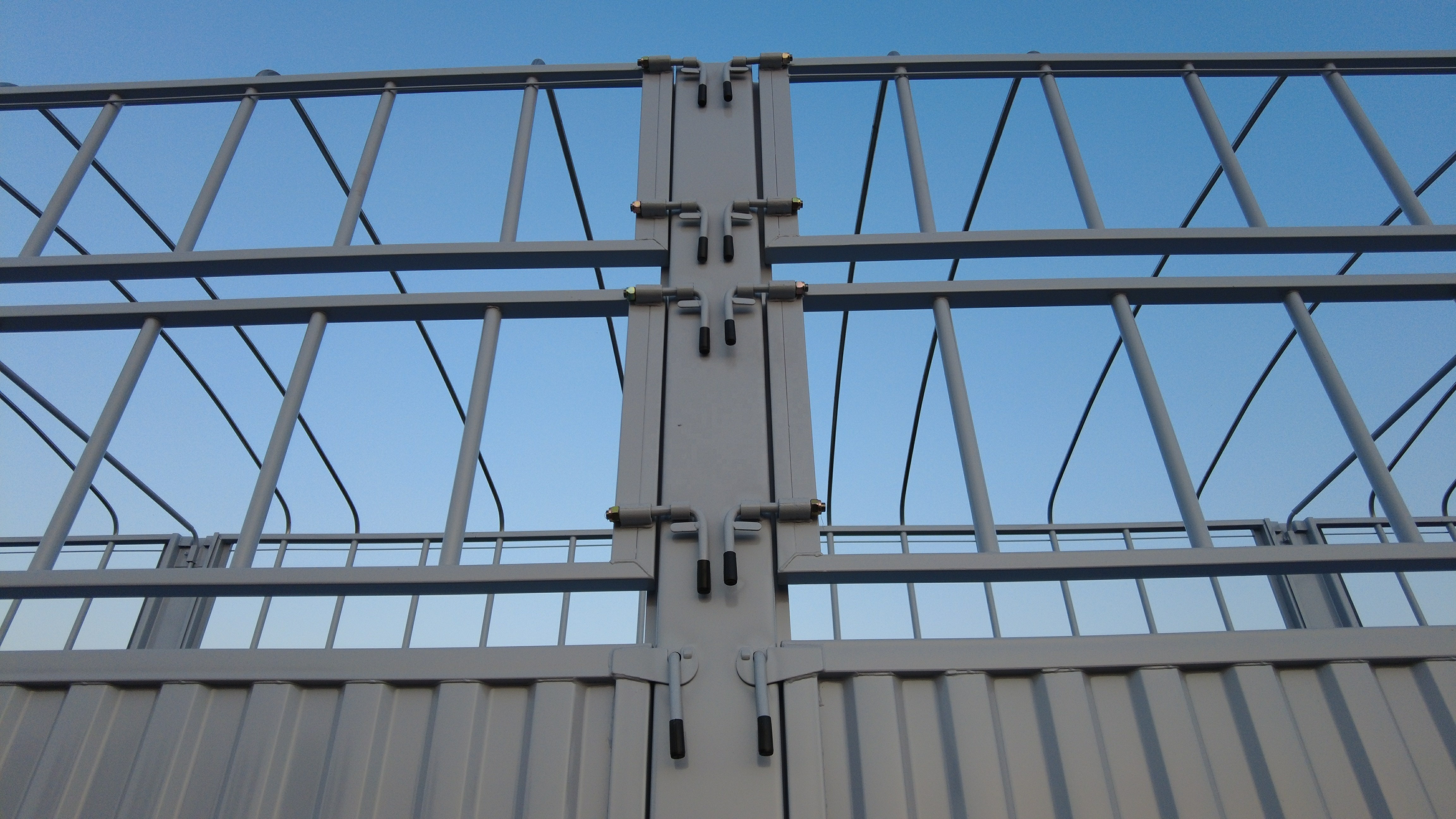 CIMC HUAJUN 11.00R20 Straight Beam Cargo Stake Fence Semi-Trailer for Cargo Transport