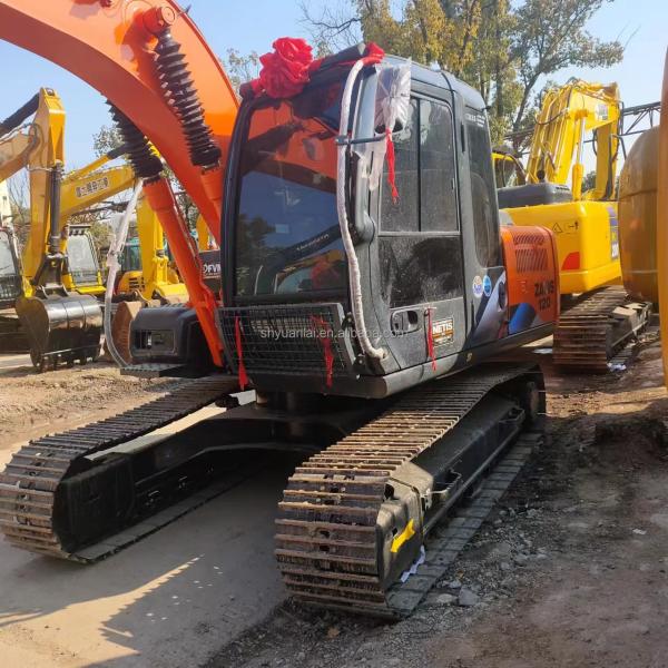 Une excavatrice usée Hitachi ZX120 avec 93KW de puissance et peu de temps de travail