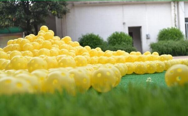 hollow practice golf ball ， hole hole plastic golf ball ， golf ball , golf balls ,  golf practice ball