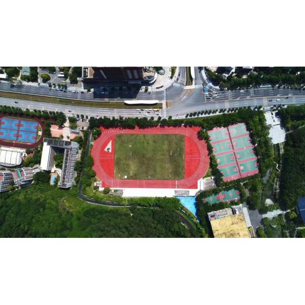 Проницаемая резиновая трасса длиной 400 м. На открытом воздухе