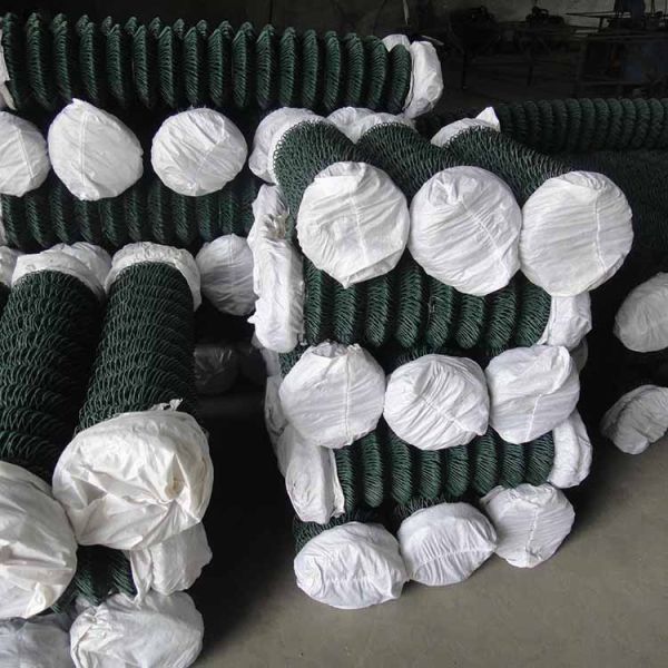 Material Galvanized Iron Wire Or PVC Coated Iron Wire PVC Sprayed Electric Galvanized Chain Link  Fence