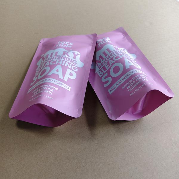 Des sacs debout avec un joint scellé pour l'emballage alimentaire, dotés d'une fonction d'impression à haute définition.