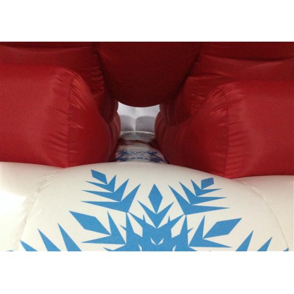 На открытом воздухе украшения рождества крупного плана, коммерческая деятельность с Рождеством Христовым раздувное