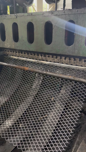 Diamond Expanded Metal Wire Mesh with Uniform Openings and Customizable Fabrication