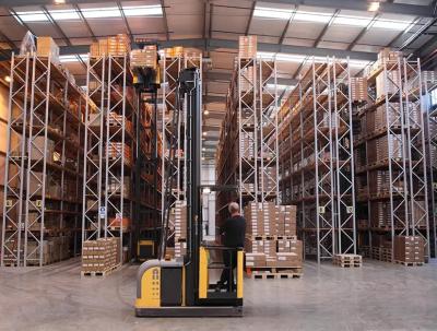 VNA Very Narrow Aisle Racking High Density Warehouse Racking Bolted Or Welded Install