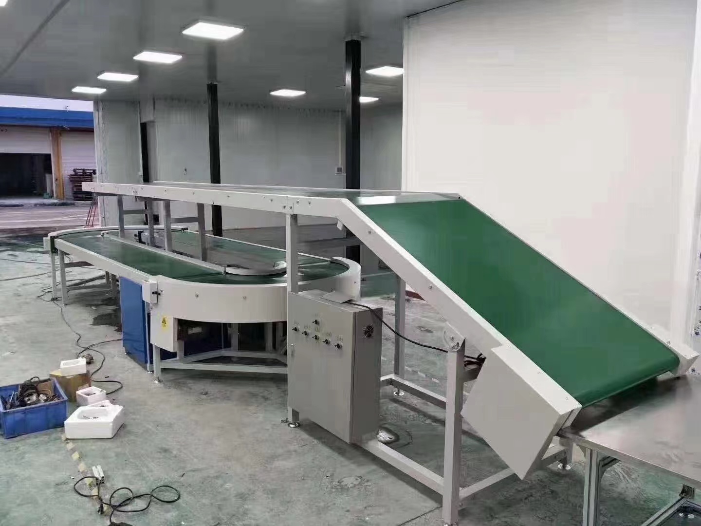 Голубая белая зеленая кривая поворота pvc конвейерная лента 90 градусов конвейерная лента 180 градусов