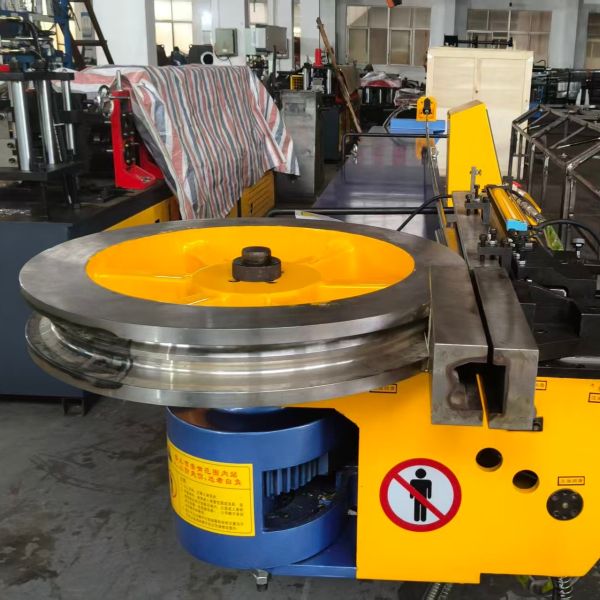 Thickness 1.5-2mm Double Guide Rail Curve Making Machine with 2 Sets of Customized Mould